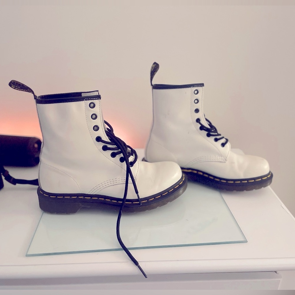 1460 WOMEN'S SMOOTH LEATHER LACE UP BOOTS Size 7